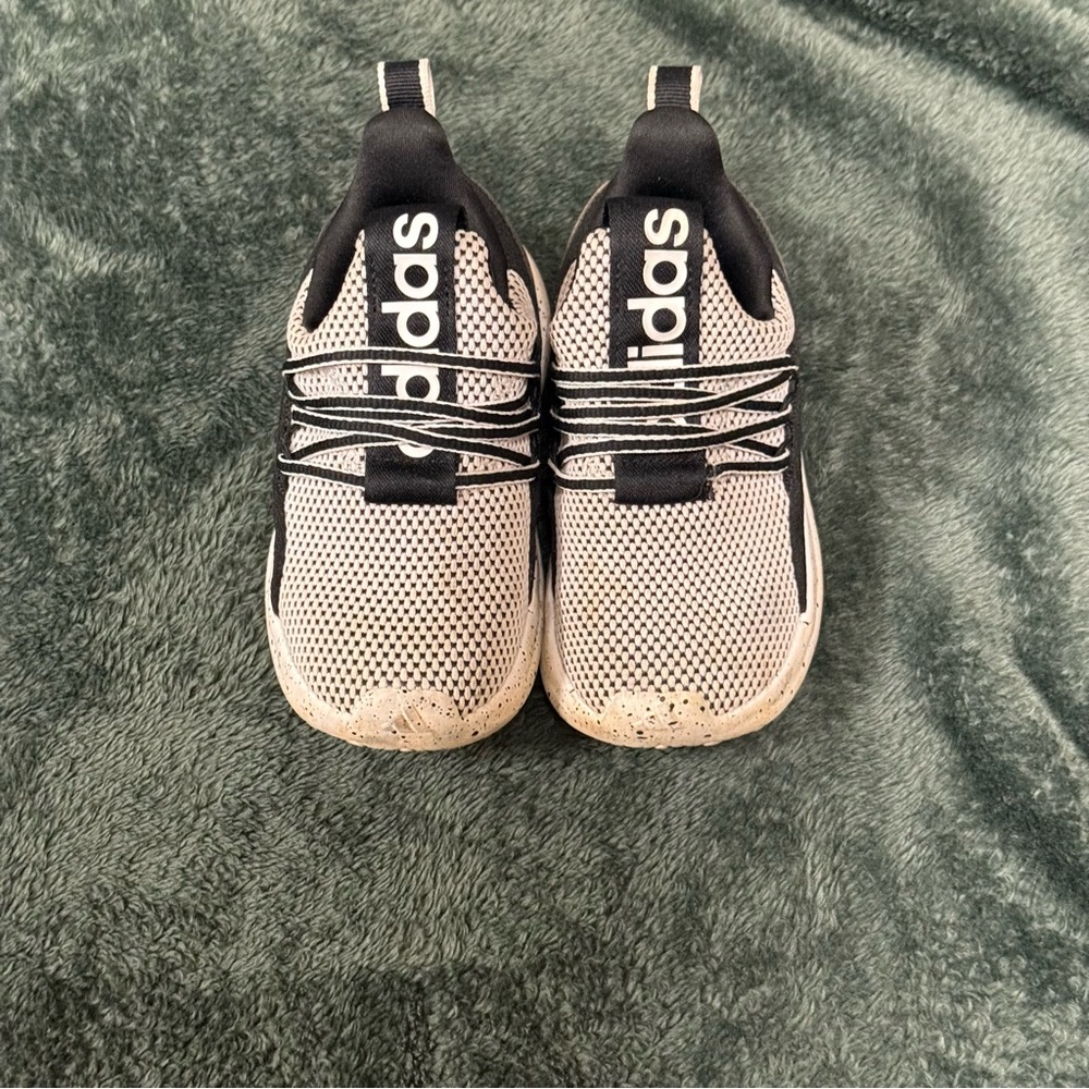 KIDS ADIDAS SIZE 9K